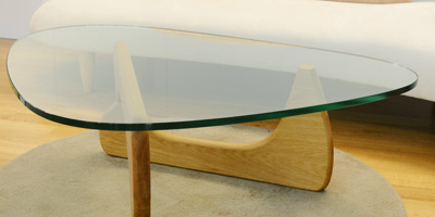 E-comfort 強化ガラスを用いたノグチテーブル